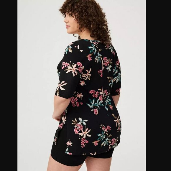 Torrid Favorite Tunic Super Soft V-Neck Tee in Black Orchid Gardens Size 2X - Picture 2 of 15